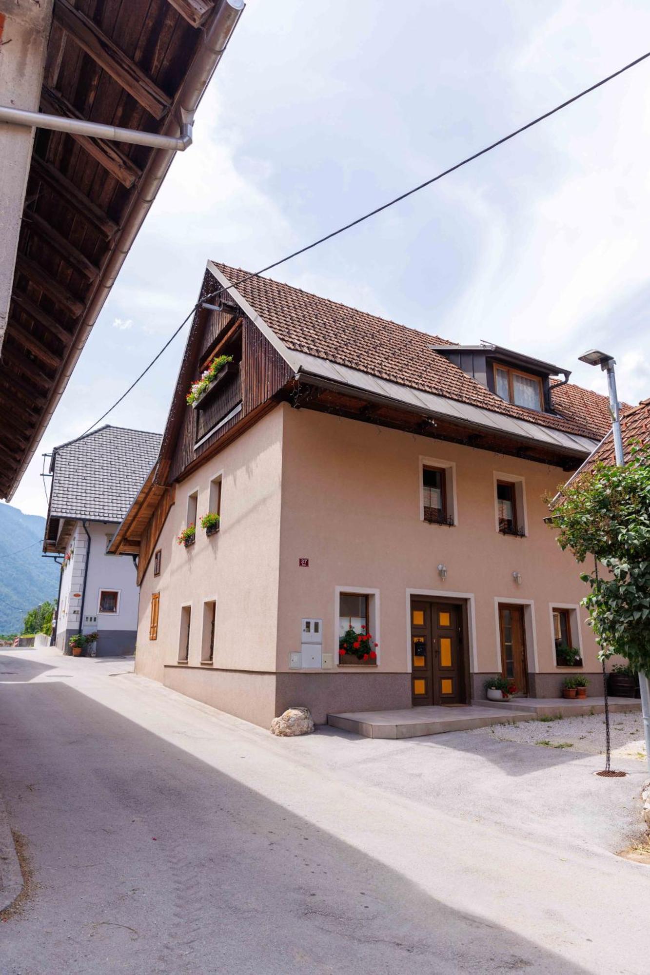 Hisa Na Dovjem Villa