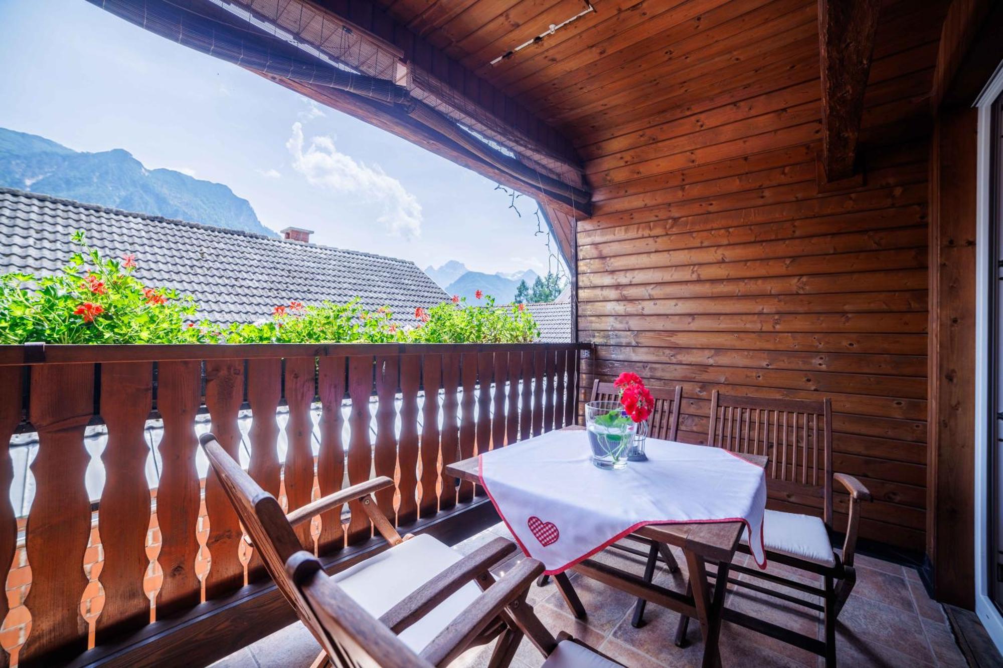 Hisa Na Dovjem Villa